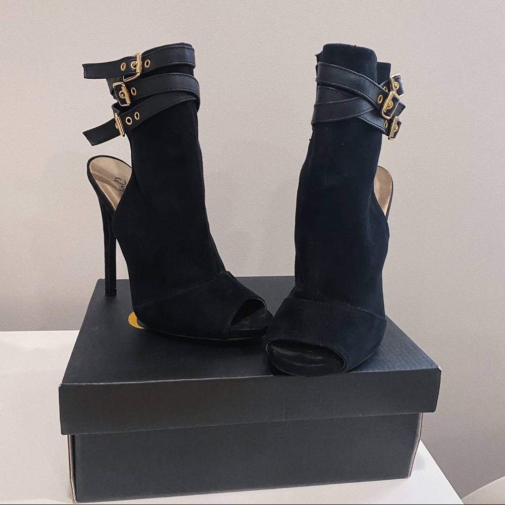 Miss Lola Suede heels 🌹